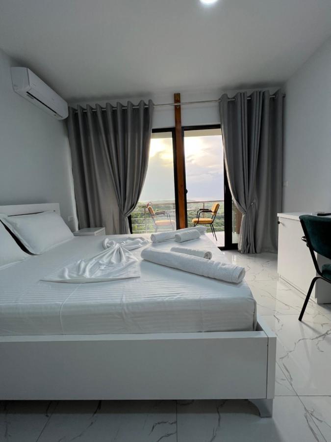 Restorant Hotel Xheni Shetaj Bagian luar foto
